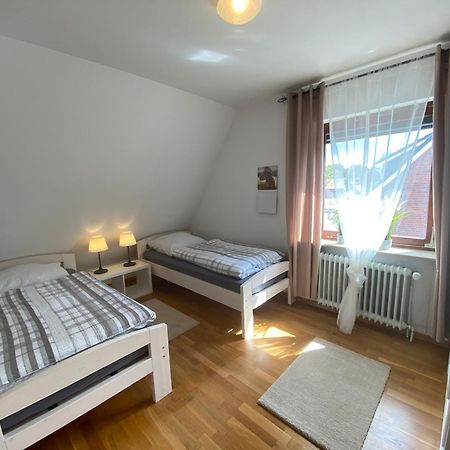 Ferienwohnung Mit Balkon Und Eingezaeunten Garten Aurich Buitenkant foto